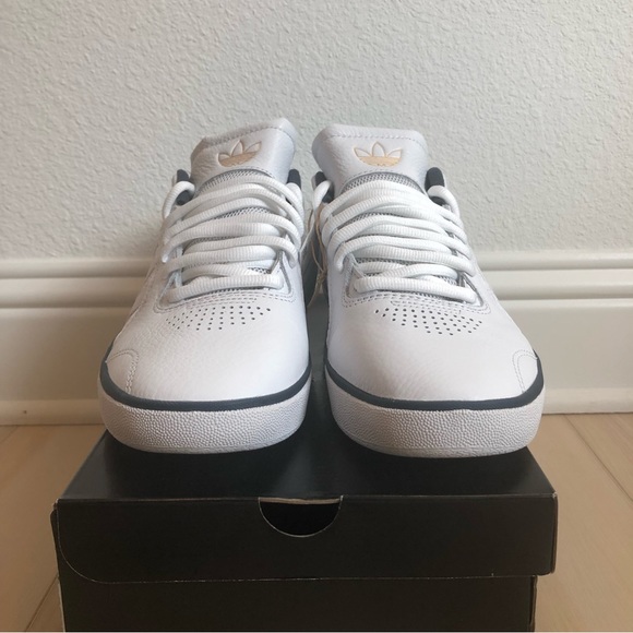 Adidas Tyshawn - Men’s Shoes Multiple Sizes - Picture 2 of 8